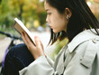 © 力武拓也 - 公園で読書をする女性