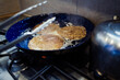 © ohenze - Drei Pfannkuchen werden in einer Bratpfanne zubereitet