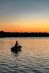 Wall Mural - Angler im Boot auf dem See im Sonnenuntergang