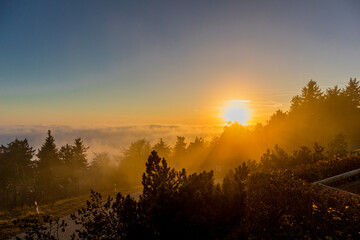 Wunderschöner Sonnenuntergang an einen der höchsten Punkte im Thüringer Wald am Inselsberg - Thüringen - Deutschland