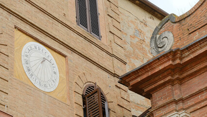 Canvas Print - La facciata del Municipio di Buonconvento in provincia di Siena.