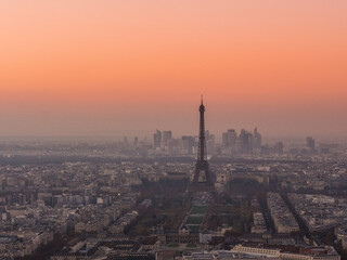  夕日に照らされたエッフェル塔。モンパルナスタワーより。France is Paris. View from the Montparnasse Tower. Eiffel Tower illuminated by the setting sun.