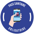 Affiche pour indiquer qu'il faut le Pass Sanitaire obligatoire pour entrer  en blanc représenté par une main tenant un  téléphone portable au milieu dans un rond bleu sur un fond 