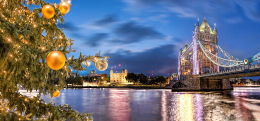 Fototapete - Panorama with Tower Bridge during Christmas time in London, UK