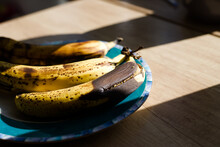 Mocno Dojrzałe Banany Leżące Na Talerzu