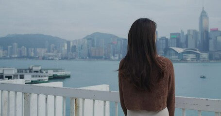 Canvas Print - Woman look at the Hong Kong city