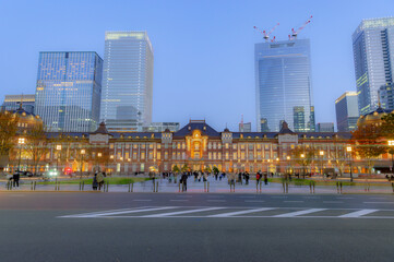 Wall Mural - 東京都千代田区丸の内の東京駅周辺の夜の都市景観