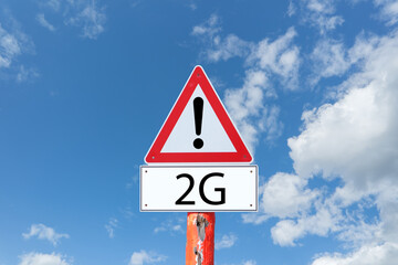 2G Warnschild mit blauen Himmel Hintergrund