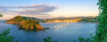 Vista Panorámica De La Bahía De La Ciudad De San Sebastián Desde El Monte Igeldo. Vemos La Isla De Santa Clara, Puerto, Parte Vieja Y La Playa De La Concha