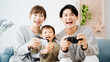 © aijiro - ゲームで遊ぶ3人親子