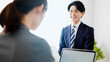 © aijiro - 仕事をしながらコミュニケーションを取るビジネスマンとビジネスウーマン