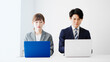 © aijiro - 仕事をするビジネスマンとビジネスウーマン