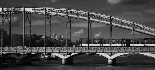  Métro parisien sur pont au dessus de la seine