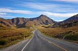 Fototapeta Uliczki - Road in the middle of the mountains. Spectacular landscape in New Zealand.