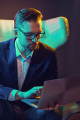 Poster - businessman using the laptop