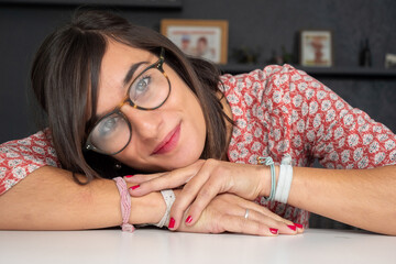 Wall Mural - smiling pretty brunette with eyeglasses