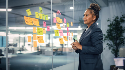 Aufkleber - African American Businesswoman Creating Project Plan on Office Wall with Paper Notes. Stylish Confident Manager Working on Business, Financial and Marketing Projects. Specialist in Diverse Team.