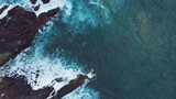 Fototapeta Fototapety z morzem do Twojej sypialni - Ujęcie oceanu i fal z góry, piękne naturalne niebieskie tło.