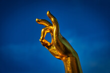 Goldene Hand Vor Blauem Himmel