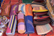 des porteuilles ,des sacs à mains ,des gadgets , tous faites  avec des bandes de cotonnade au Burkina 