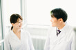 © buritora - 病院内を歩く白衣姿の男女（女医）