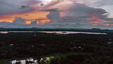Fototapeta Na ścianę - Piękny krajobraz zachodu słońca, pole oraz jeziora, ujęcie z góry.