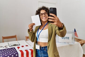 Poster - Young hispanic woman holding vote make selfie by the smartphone at electoral college