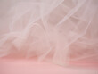 Texture abstraite de tulle blanc sur fond rose - robe de mariée - mariage et amour - tissus texturé