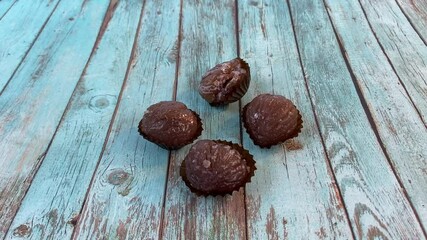 Poster - Marrons glacés sur une table en bois