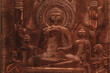 Złoty posąg buddy na tle świątynni buddyjskiej.