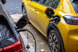 Fototapeta Miasto - auto voiture electrique recharge autonomie borne batterie