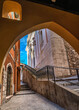 Ruelle aux couleurs ocres au pied de l'église de Villefranche sur Mer sur la Côte d'Azur