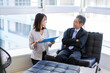 © maroke - 社長室で打ち合わせをする社長と秘書