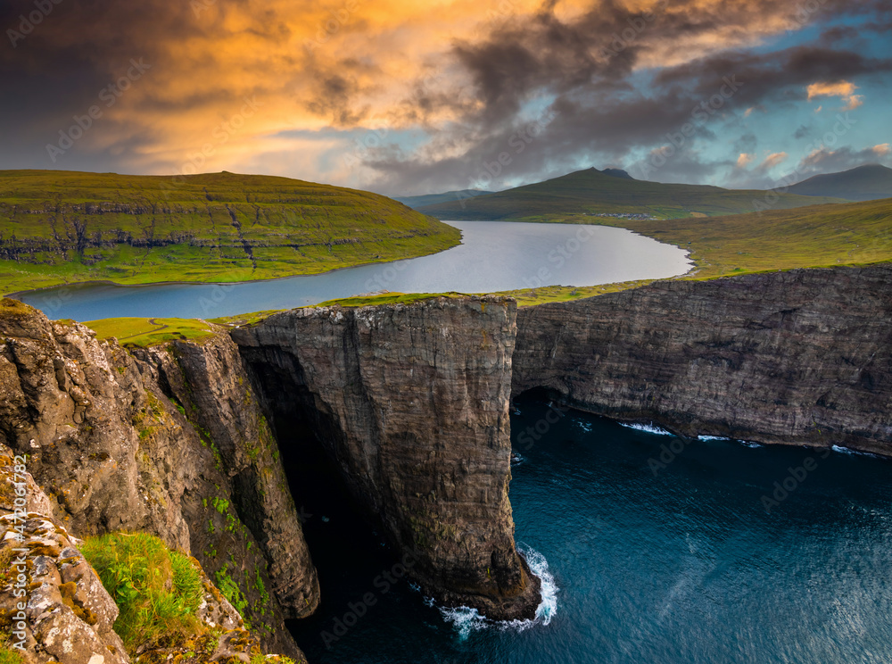 Sunset at Sorvagsvatn or Leitisvatn lake in the island of Vagar. Faroe ...