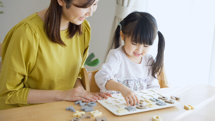 Wall Mural - 英語学習をする4歳の子供（育児・子育て）