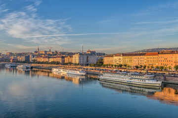 Wall Mural - Sunrise in Budapest 