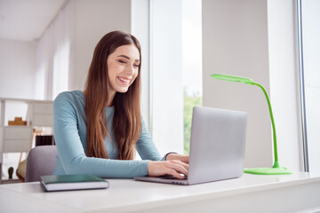 Poster - Photo portrait young woman working on laptop from home smiling happy