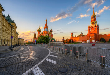 Fototapete - Saint Basil's Cathedral, Spasskaya Tower and Red Square in Moscow, Russia. Architecture and landmarks of Moscow.
