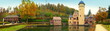 weites Panorama vom Wasserschloss Mespelbrunn im Spessart vor malerischem Wald mit schönem See 