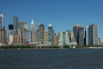  New Yorck City during the day with buildings and clear skies
