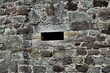 Kleine Öffnung in Steinmauer