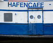Ansicht eines Bootes mit Tür in blauer Schrift