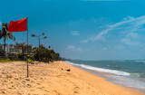 Fototapeta Fototapety z morzem do Twojej sypialni - Czerwona flaga na tropikalnej plaży, widok na ocean.