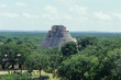 Piramide Maya immersa nel verde nello Yucatan Messico