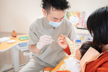 Poster - 頑張って幼児の口を開けようとする小児歯科医4