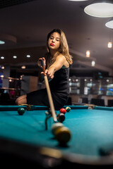 Wall Mural - pretty lady take to easy shoot to win in billiards game