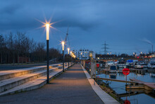 Abend An Der Hafenpromenade In Gelsenkichen Am Rhein-Herne-Kanal