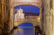 Die Verbindung vom Dogenpalst zum neuen Gefängnis, die Seufzerbrücke (Il ponte dei Sospiri), Venedig