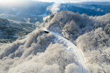 富山県中新川郡上市町と立山町にある大辻山周辺の雪が積もった風景をドローンで撮影 Drone Photography Of The Snow-covered Landscape Around Mt. Otsuji In Kamiichi-cho And Tateyama-cho, Nakaniikawa-gun, Toyama Prefecture.
