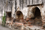 Fototapeta Na drzwi - Ventanas en una pared de piedra y ladrillo. Ruinas de San Jerónimo en Antigua Guatemala.